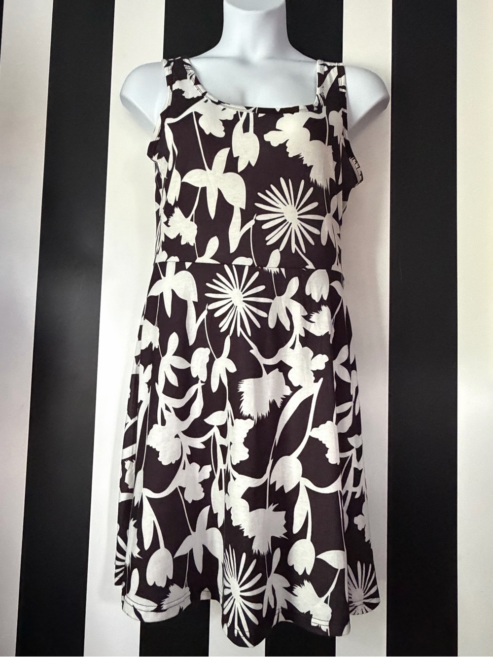 Sleeveless Black & White Floral A-Line Skater Dress SZ L
